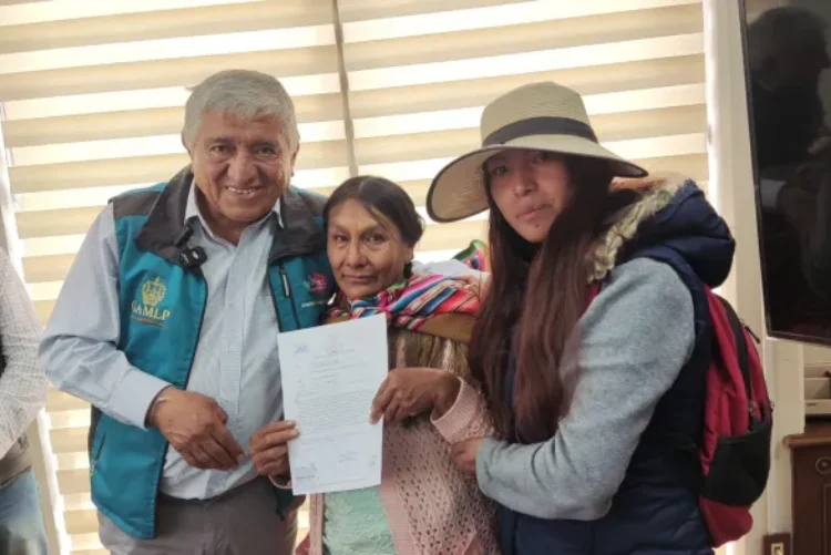 La Alcaldía paceña entrega un puesto de venta a doña Emilia