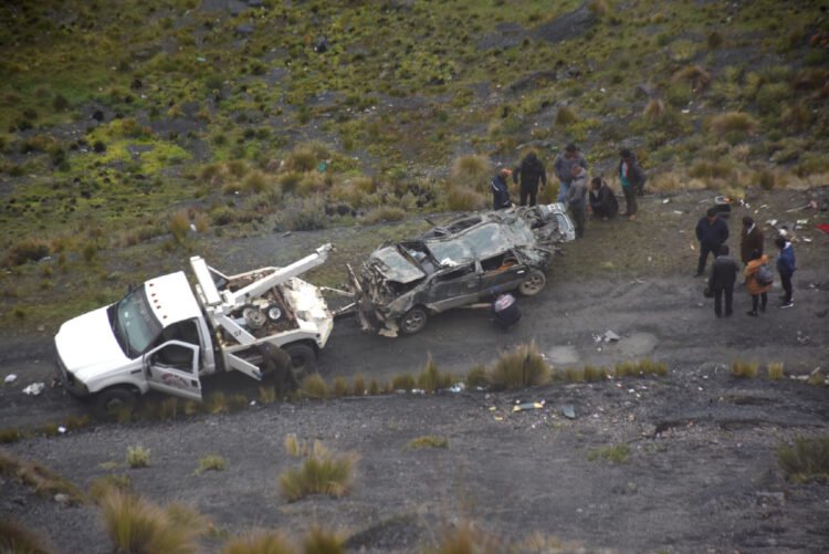 Tres personas pierden la vida y tres resultan heridas en el embarrancamiento de un vehículo en la ruta a Los Yungas