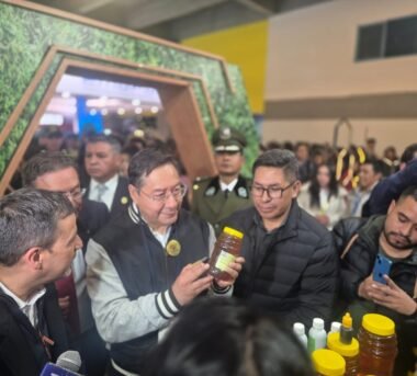 EBA y el Programa Nacional Apícola impulsan el valor agregado y la economía productiva en «La Paz Expone del Bicentenario»