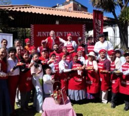 Coca-Cola Bolivia impulsa el talento gastronómico de mujeres dueñas de carritos de comida de La Paz y El Alto